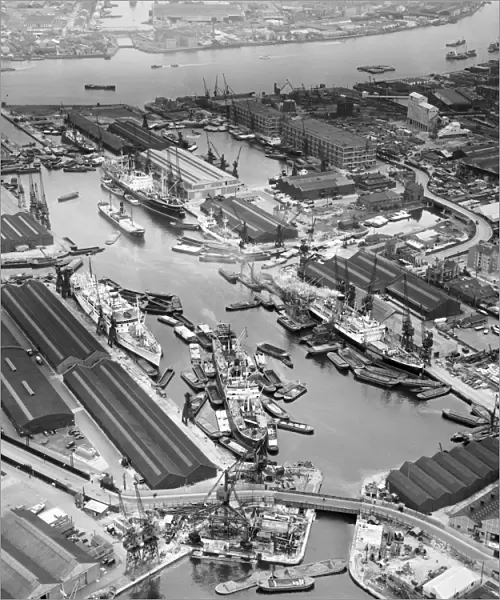 London Docks 1958 EAW071687