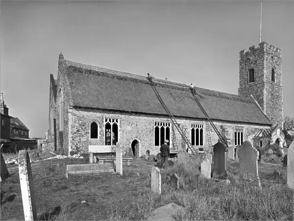 Thatching a church, Suffolk BB98_14595