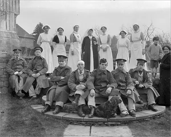Wounded soldiers and nurses CC002807