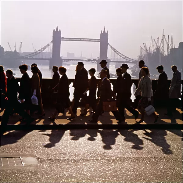 Pedestrians on London Bridge FF003475