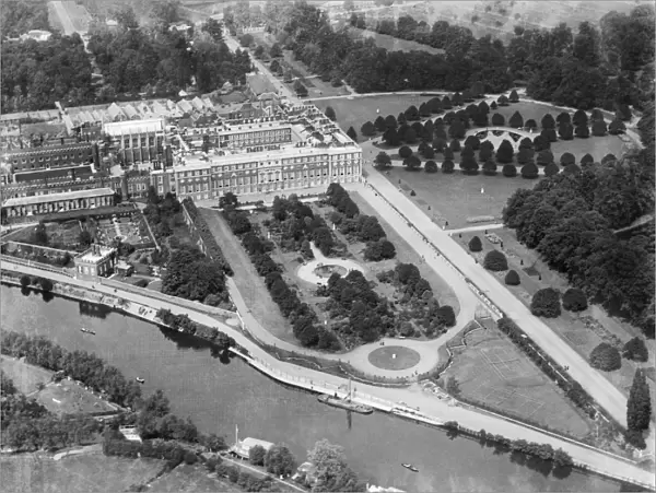 Hampton Court Palace EPW001711
