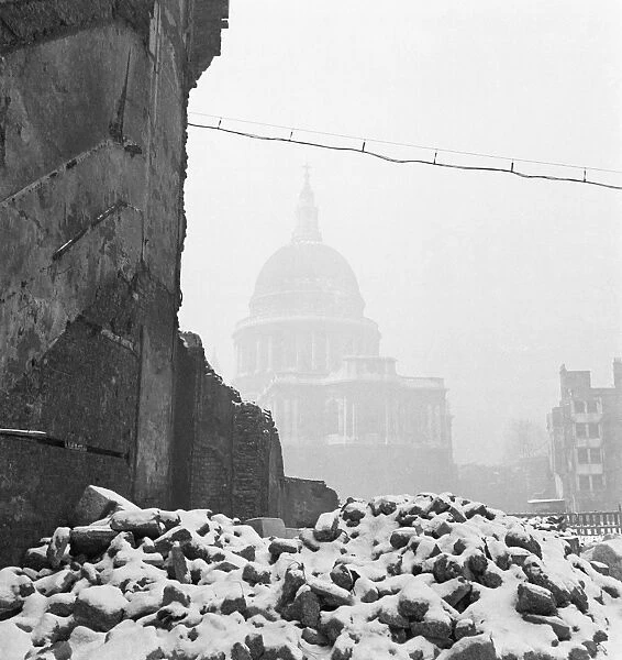St Pauls Cathedral in bomb damaged surroundings a093716