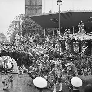 Royal occasions Poster Print Collection: Coronation procession 1953