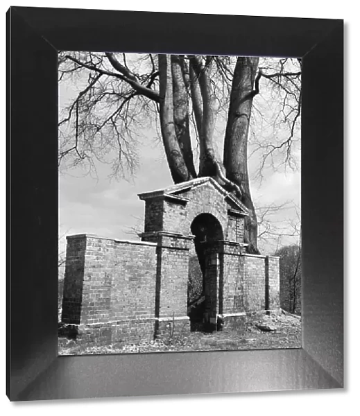 Classical Arch, Hampstead Heath a072741