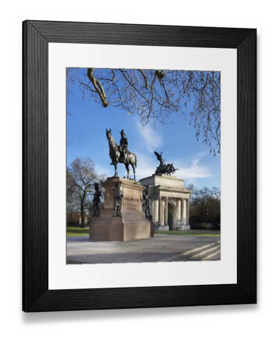 Framed Print : Duke of Wellington statue and the Wellington Arch N150037 Framed Print : Duke of Wellington statue and the Wellington Arch N150037