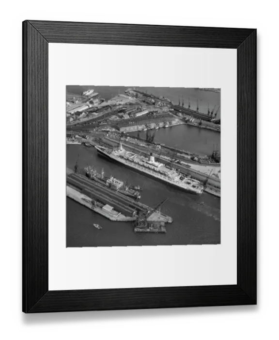 Framed Print : QE2 at Southampton EAW191249