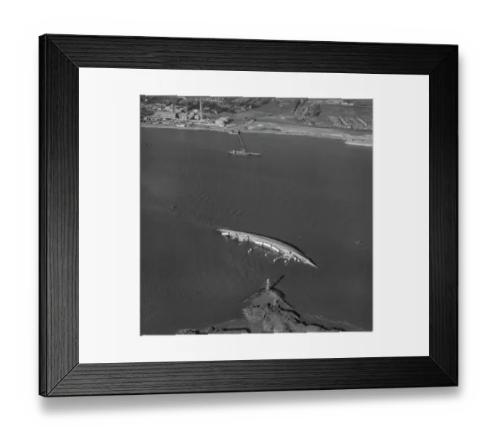 Framed Print : Wreck at Fidlers Reach EAW143996