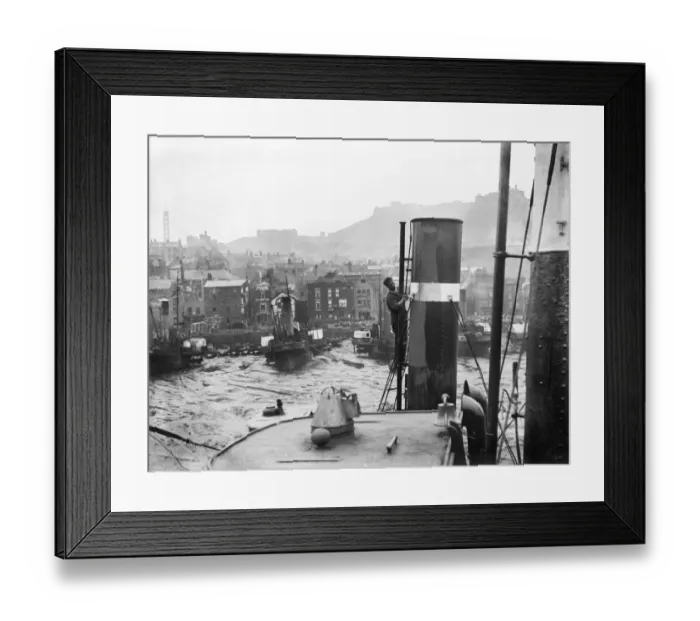 Framed Print : Scarborough Harbour a83_00497 Framed Print : Scarborough Harbour a83_00497