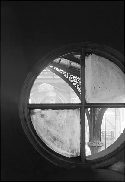 Circular window at Liverpool Street Station a061687