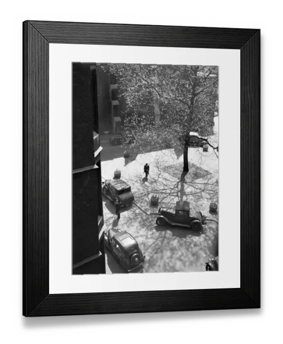 Framed Print : London courtyard a065758 Framed Print : London courtyard a065758