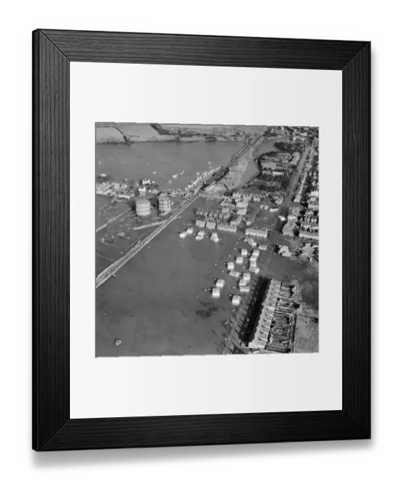 Framed Print : Flooding in Felixstowe EAW048298