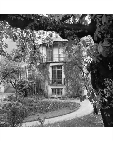 House and garden, Hampstead a071900