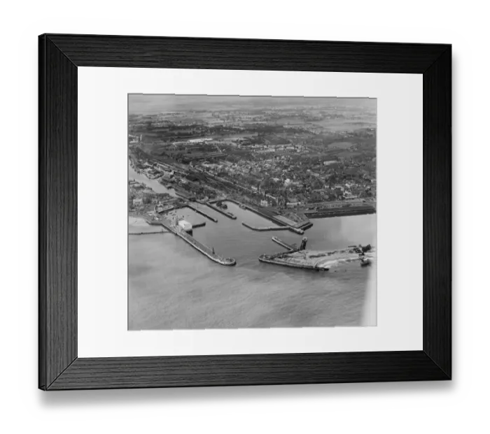 Framed Print : Lowestoft Harbour EAR032727