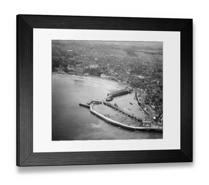 Framed Print : Scarborough Harbours EAW016690 Framed Print : Scarborough Harbours EAW016690