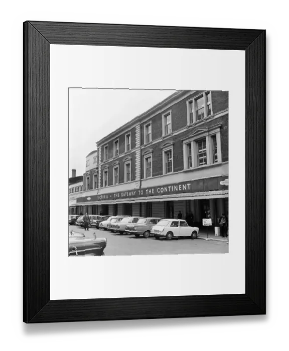 Framed Print : Victoria Station a061822 Framed Print : Victoria Station a061822