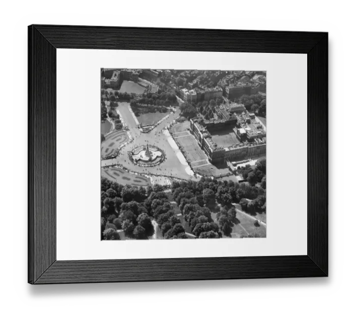 Framed Print : Buckingham Palace EAW030176