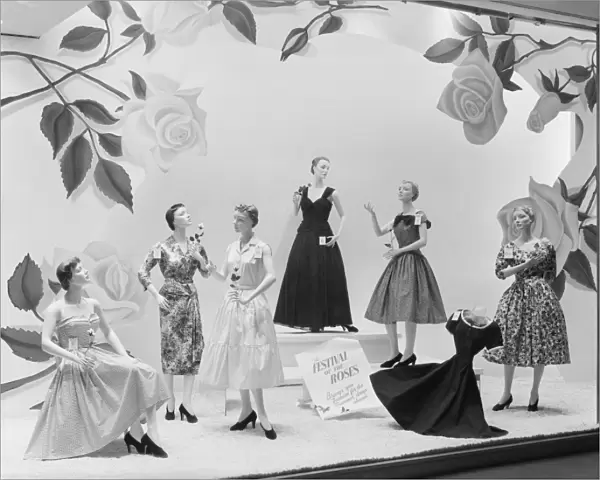 Female mannequins in shop window CC73_02302