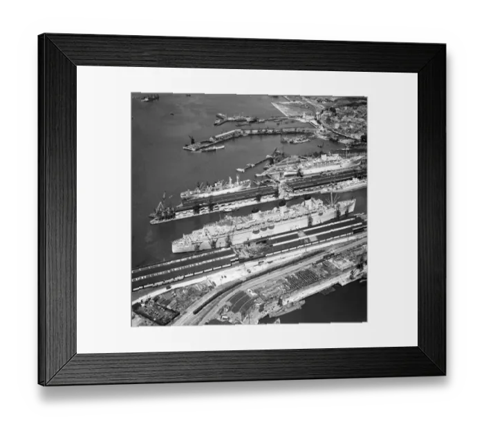 Framed Print : HMT Queen Mary at Southampton EAW001370