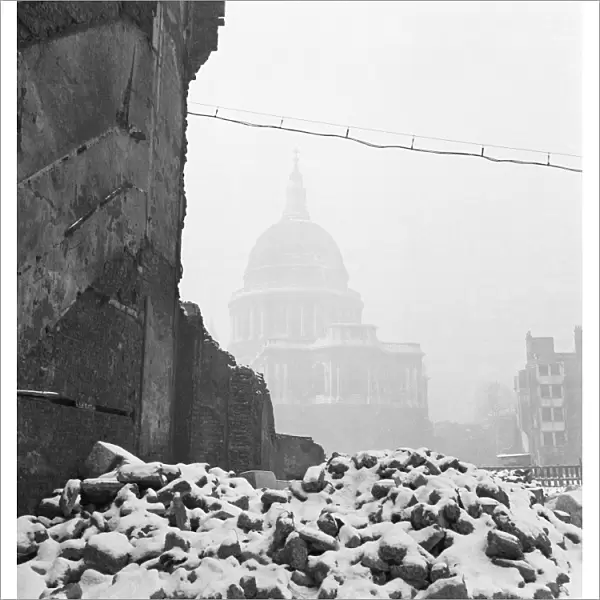 St Pauls Cathedral in bomb damaged surroundings a093716