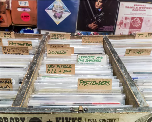 Box of 7 vinyl records DP165558