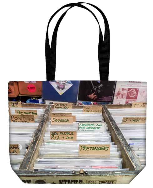 Box of 7 vinyl records DP165558