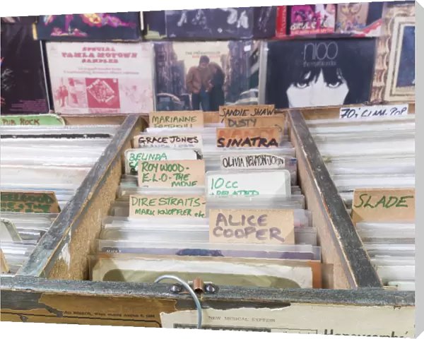 Box of 7 vinyl records DP165559