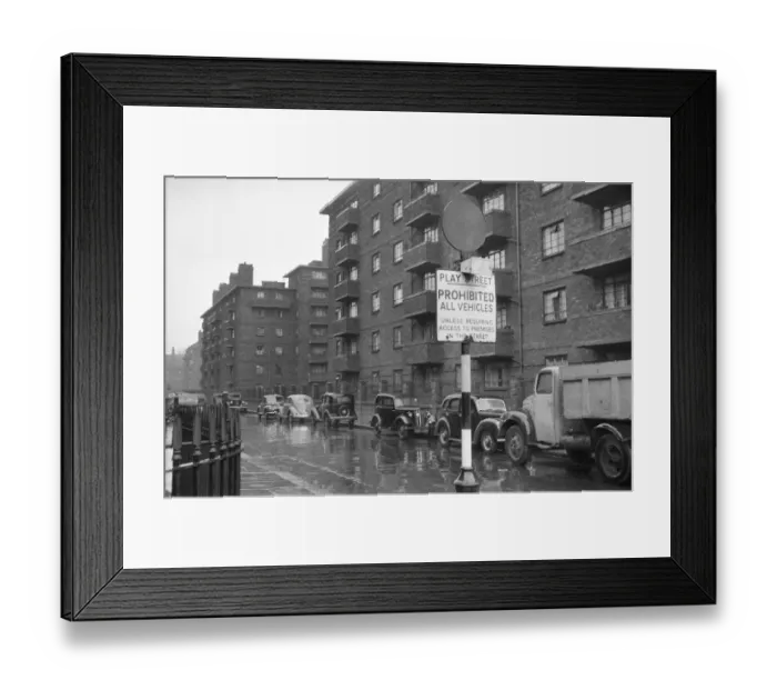 Framed Print : Play Street Pimlico GOM01_05_061_35