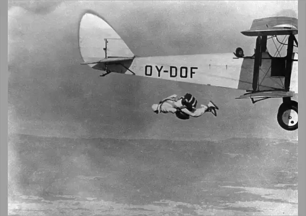 Parachutist AFL03_aerofilms_c11965
