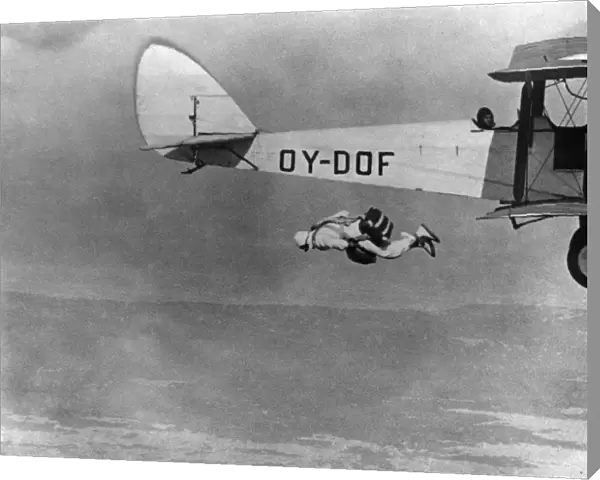 Parachutist AFL03_aerofilms_c11965