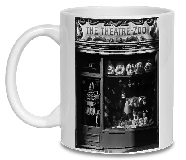 The Theatre-Zoo shop window DD003928