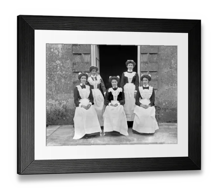 Framed Print : House servants BB98_05566 Framed Print : House servants BB98_05566