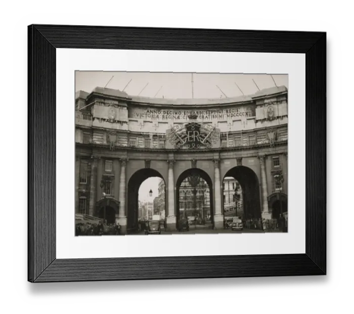 Framed Print : Coronation decorations JRU01_01_089