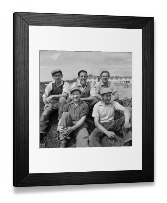 Framed Print : Laing workers JLP01_08_045876 Framed Print : Laing workers JLP01_08_045876