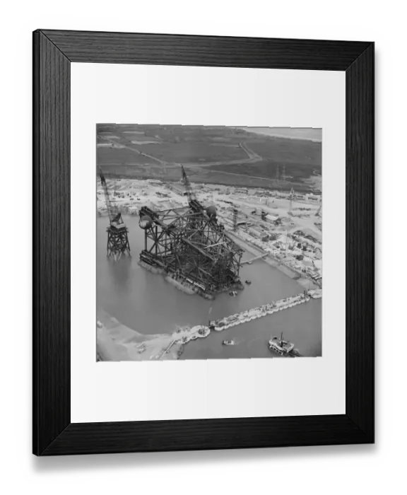 Framed Print : Floating off JLP01_08_099155 Framed Print : Floating off JLP01_08_099155