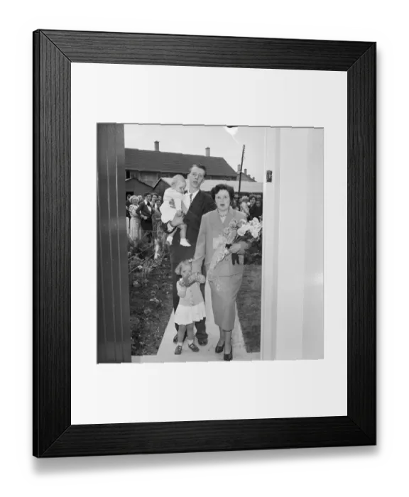 Framed Print : Moving in JLP01_08_043922