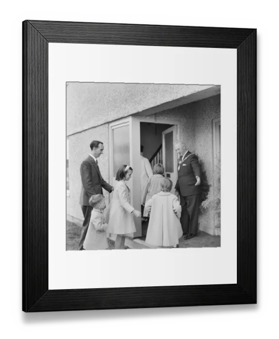Framed Print : Moving in JLP01_08_062630
