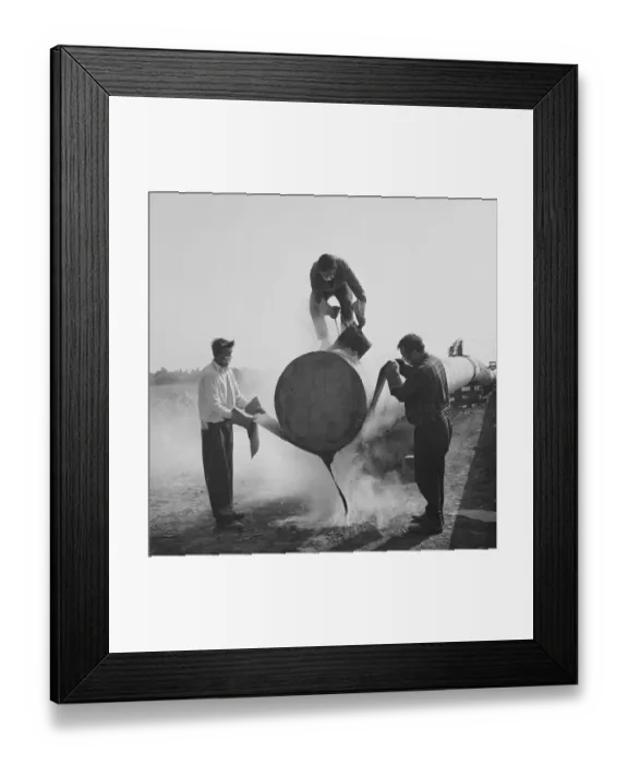 Framed Print : Wrapping and sealing JLP01_08_076816