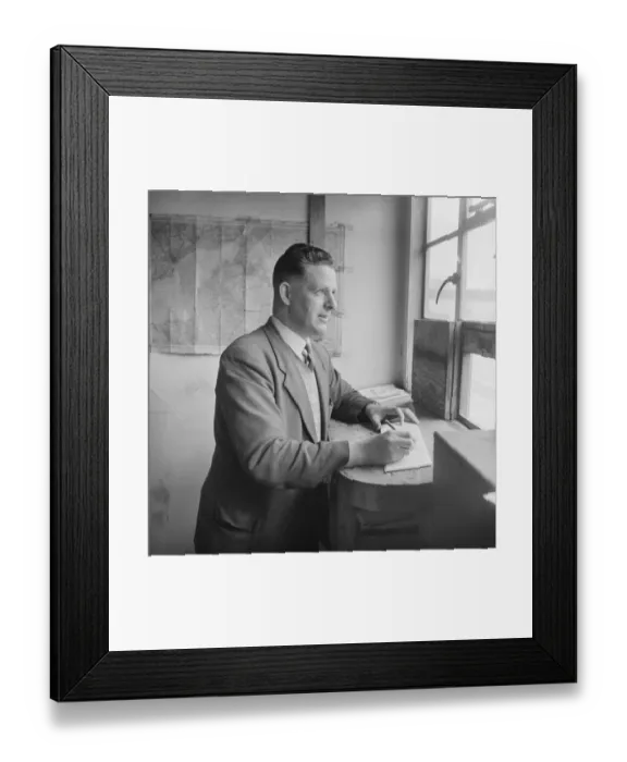 Framed Print : Checking JLP01_08_049265