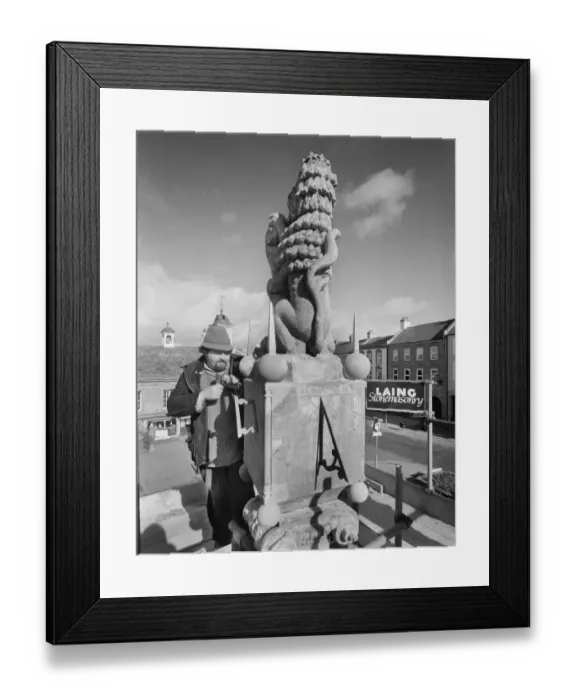 Framed Print : Stonemason JLP01_09_860342