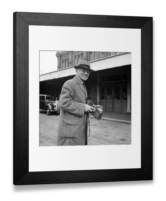 Framed Print : John Laing JLP01_08_008844