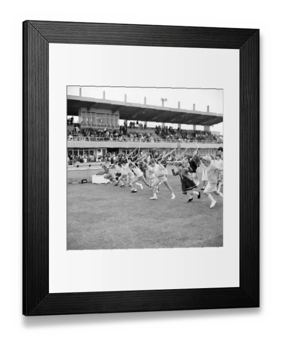 Framed Print : Skipping race JLP01_08_073951