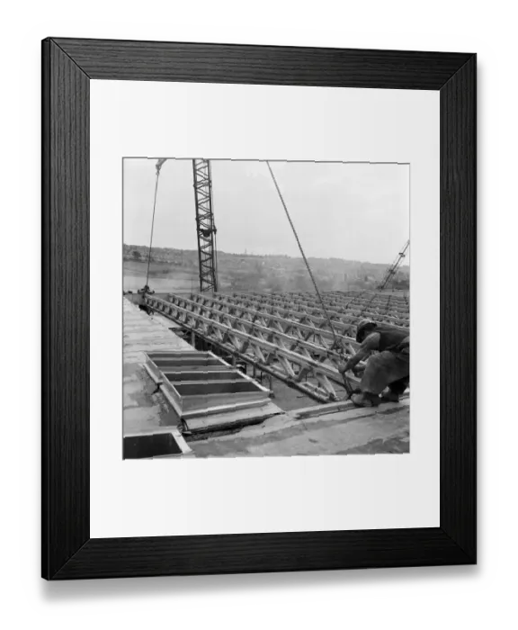 Framed Print : Placing beams JLP01_08_053320