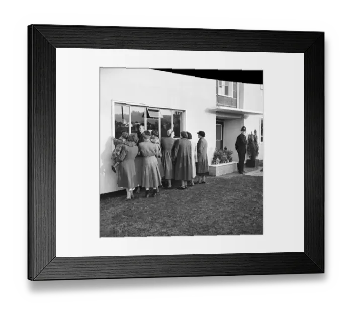 Framed Print : Look inside JLP01_08_007475