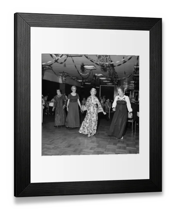 Framed Print : Seniors dance JLP01_09_783678 Framed Print : Seniors dance JLP01_09_783678