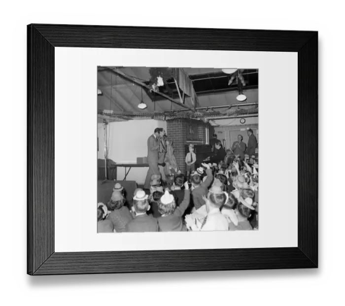Framed Print : Ventriloquist JLP01_08_045158