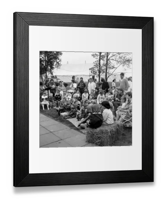 Framed Print : Audience JLP01_09_880386