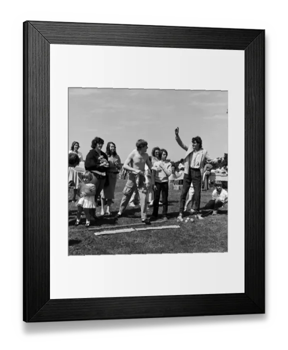 Framed Print : Coconut shy JLP01_09_860873 Framed Print : Coconut shy JLP01_09_860873