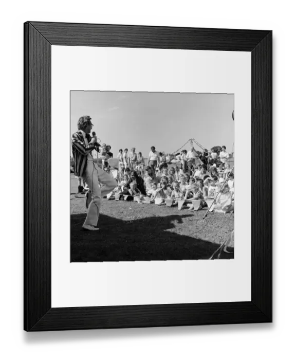 Framed Print : Entertainer JLP01_09_860855