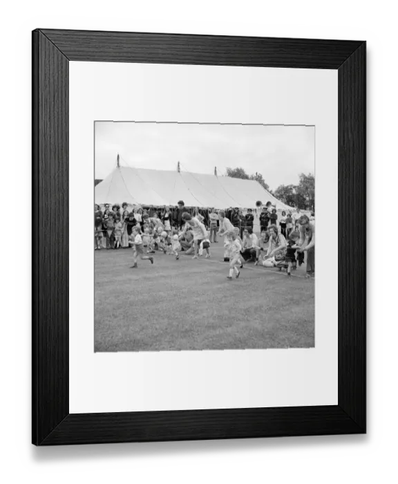 Framed Print : Toddlers race JLP01_08_095430