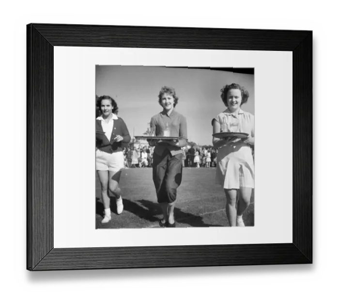 Framed Print : Waitressing race JLP01_08_043916